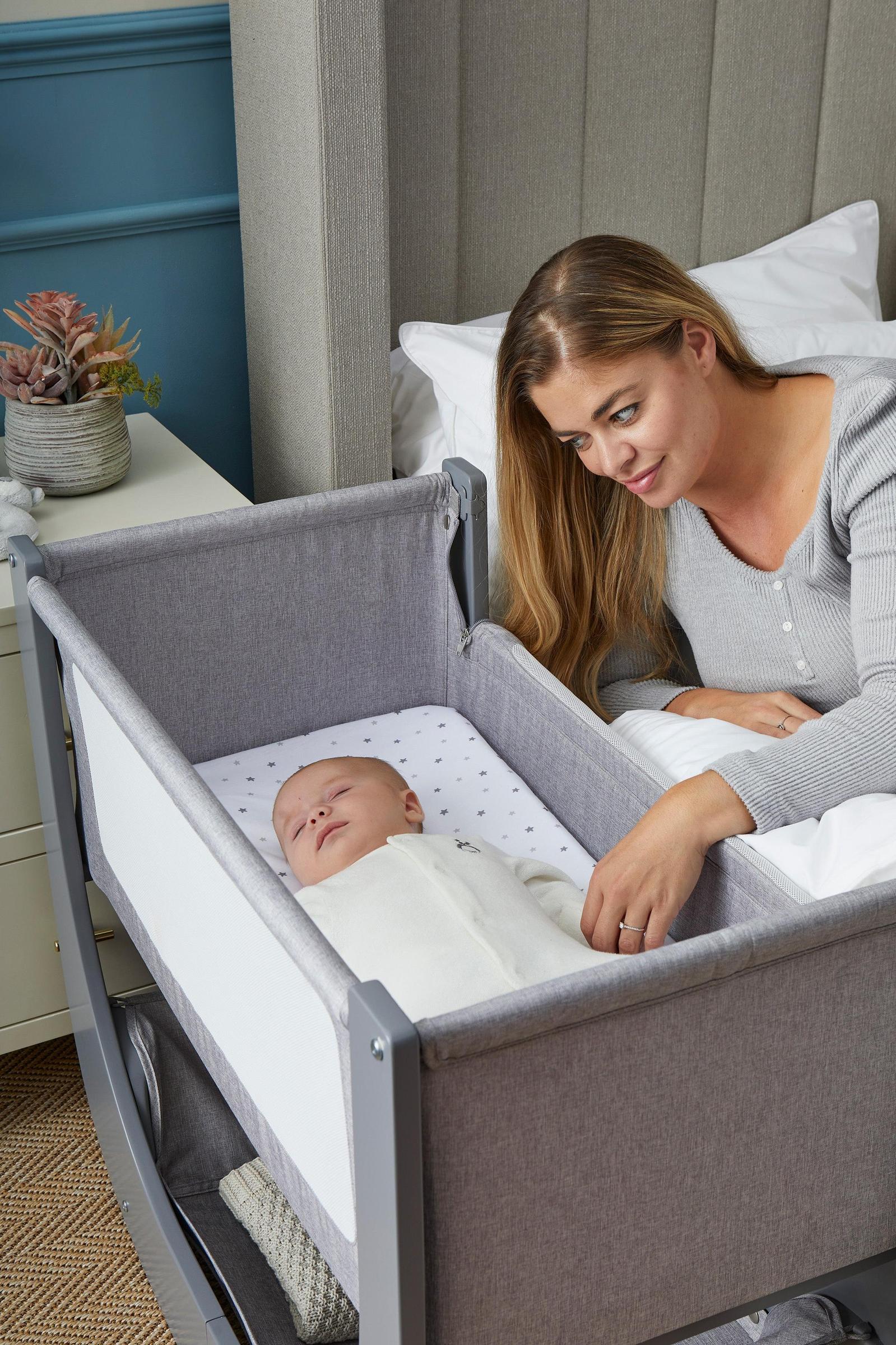 Shnuggle Air Lite Bedside Bassinet Bundle, Waterproof Sheet, 2 White Sheets
