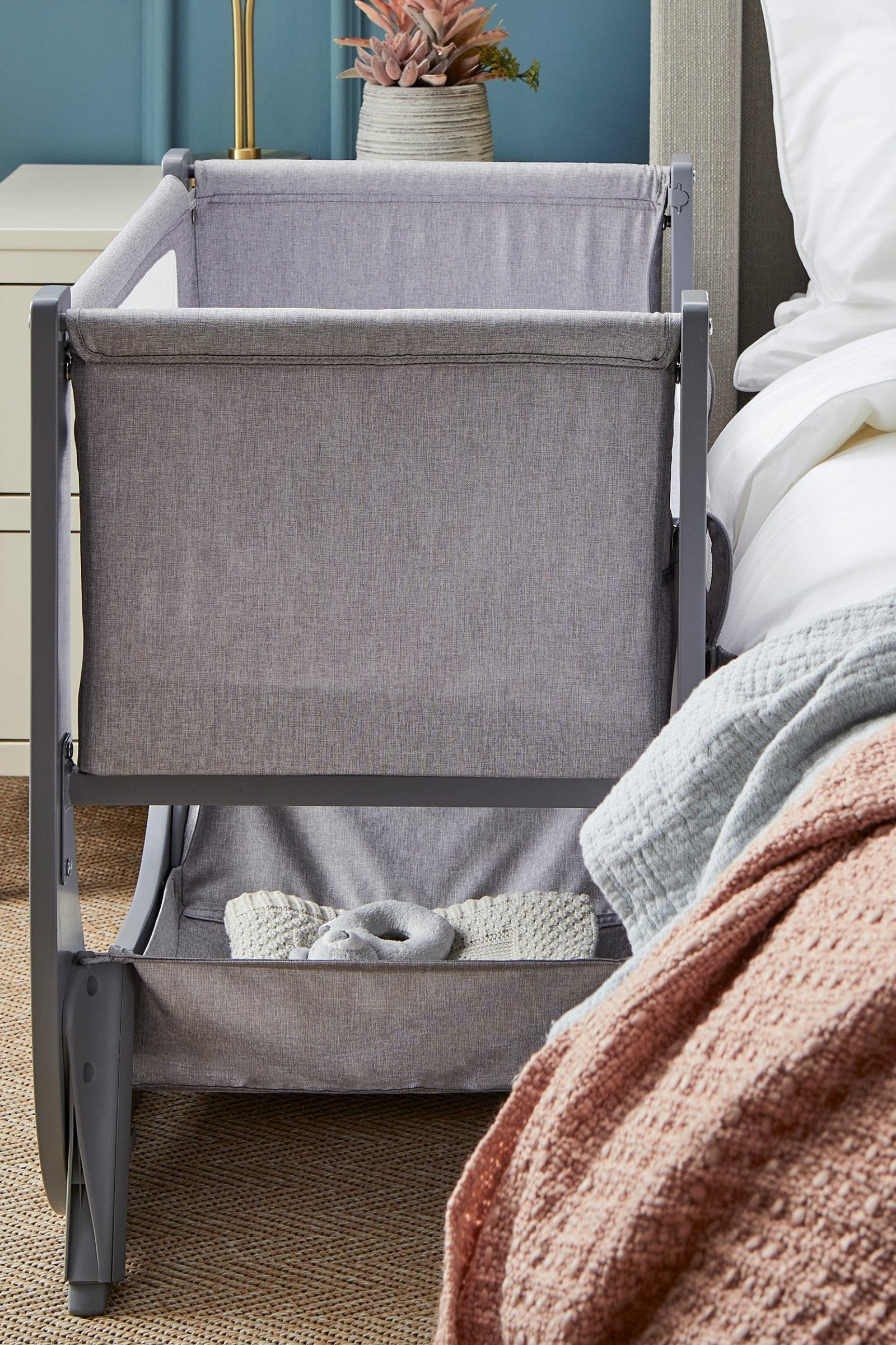 Shnuggle Air Lite Bedside Bassinet Bundle, Waterproof Sheet, 2 White Sheets
