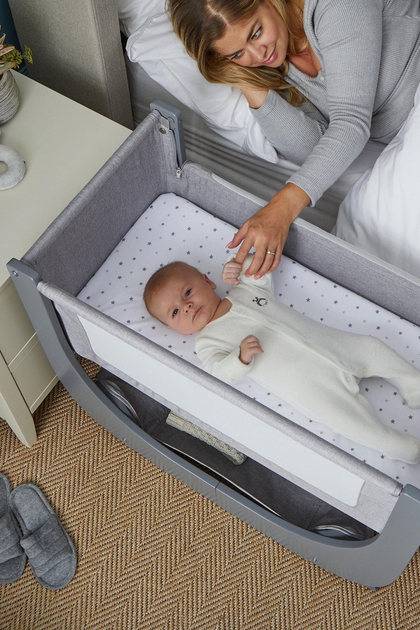 Shnuggle Air Lite Bedside Bassinet, Infant Crib, Height Adjustable