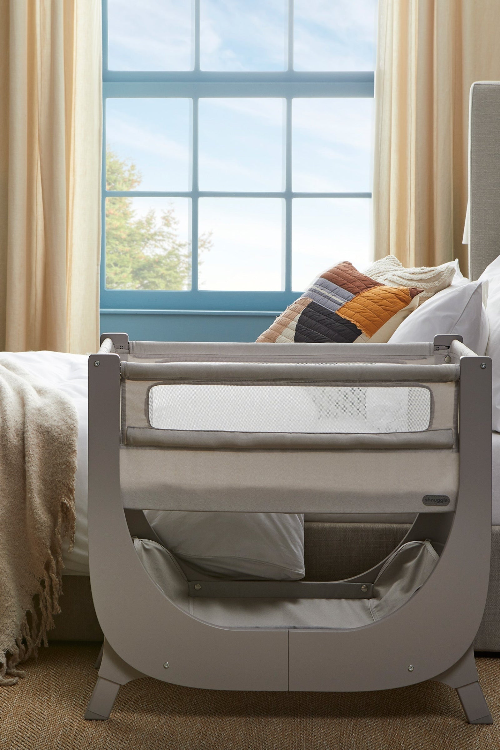 Shnuggle Air Lite Bedside Bassinet Bundle, Waterproof Sheet, 2 White Sheets