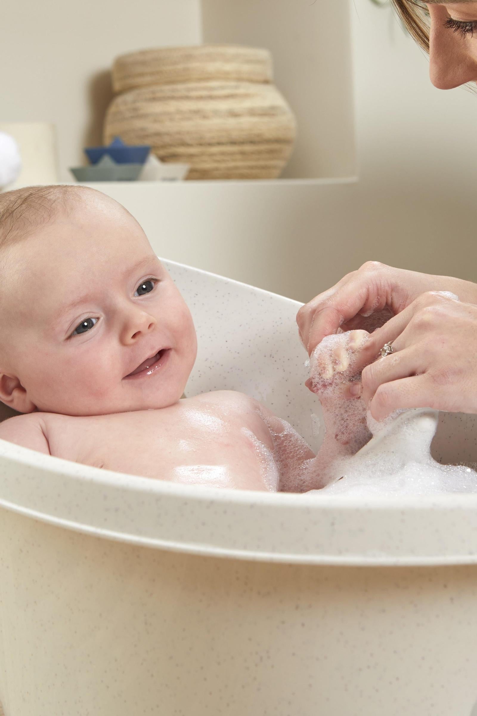 Shnuggle Baby Bath, Newborn baby bath Support with Bum Bump, Compact Bathtub for newborns and babies
