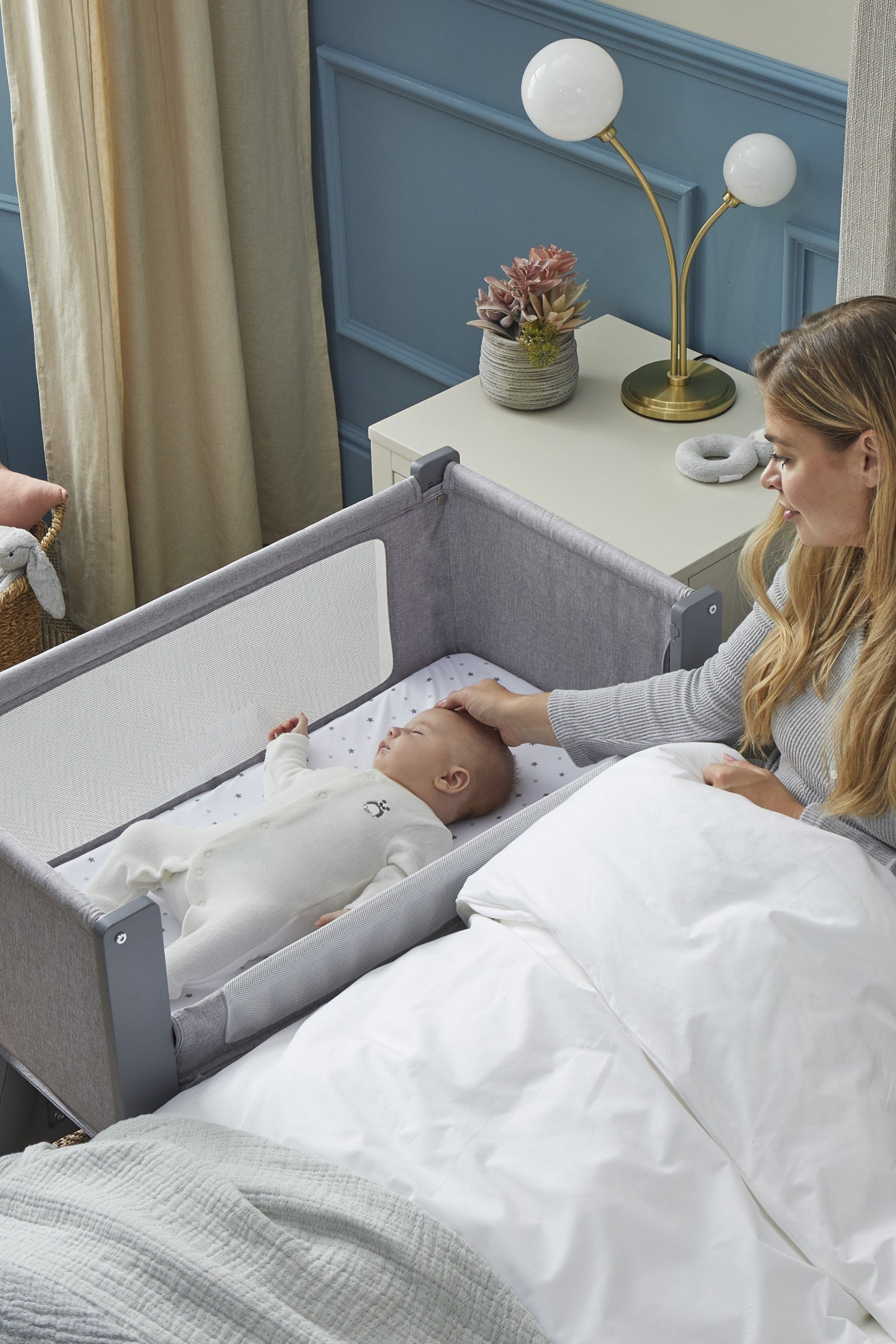 Shnuggle Air Lite Bedside Bassinet, Infant Crib, Height Adjustable