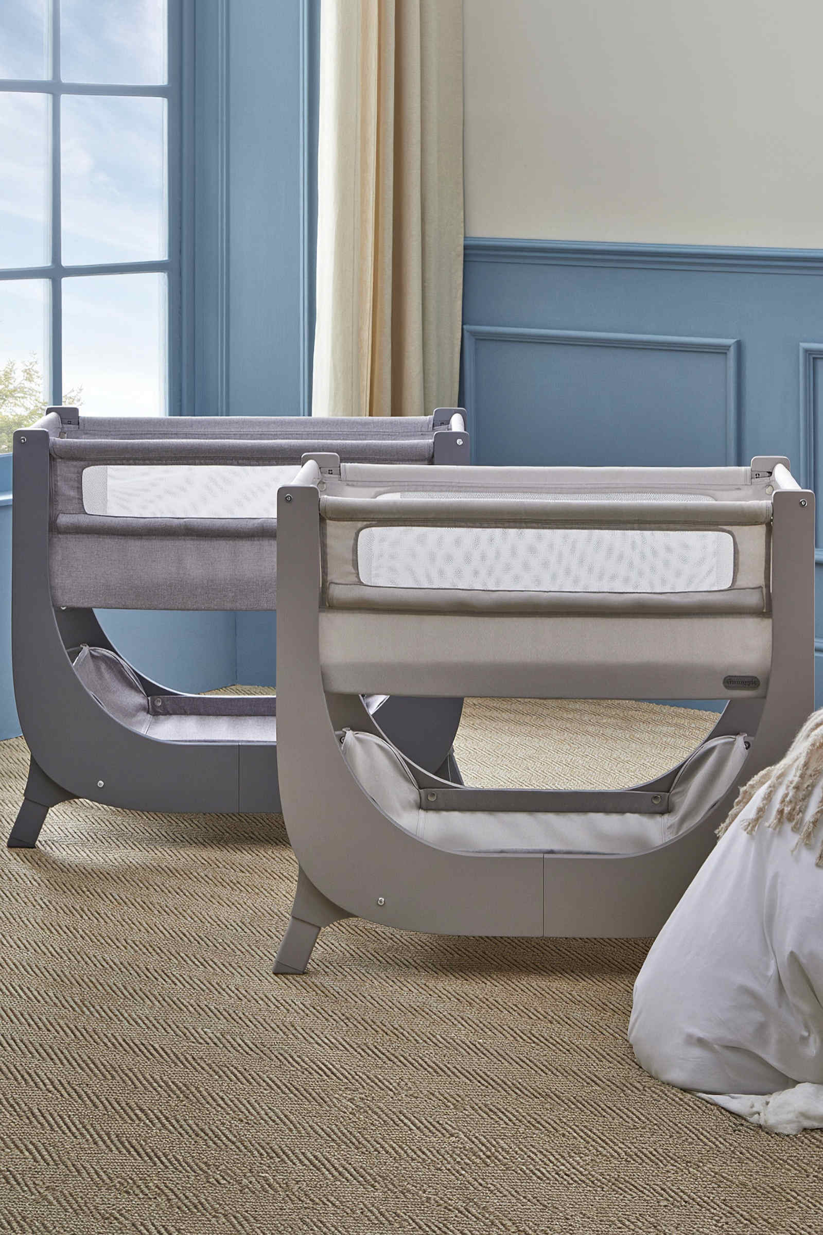 Shnuggle Air Lite Bedside Bassinet Bundle, Waterproof Sheet, 2 White Sheets
